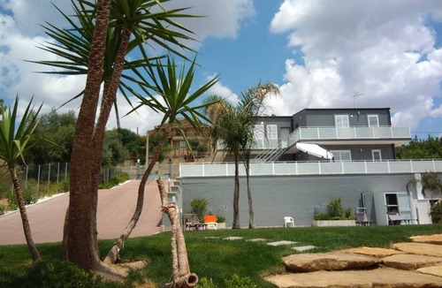 Caltagirone Apartment | Holiday Apartment 'Appartamento 3 con Piscina' with Pool, Balcony & A/C