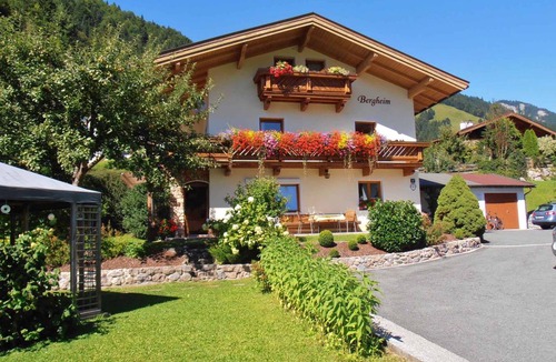 Walchsee Apartment | Holiday apartment with garden and trampolines