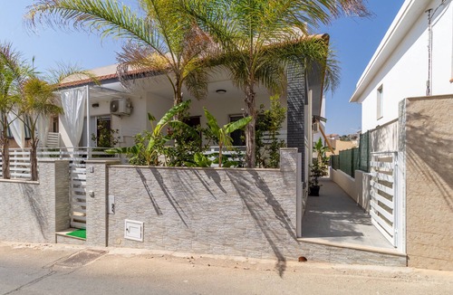 Cava dʼAliga Apartment | Holiday Apartment "Samuel Beach Con Patio E Veranda" with 2 Private Terraces & Wi-Fi
