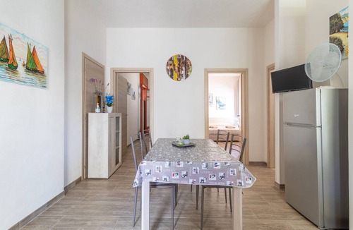 Cava dʼAliga Apartment | Holiday Apartment "Samuel Beach Con Veranda" with Private Terrace & Wi-Fi