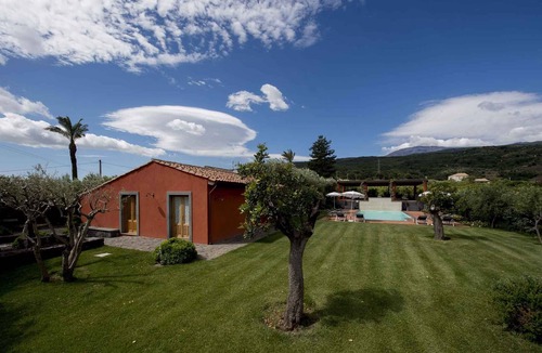 Linguaglossa Apartment | Holiday apartment with garden and outdoor swimming pool
