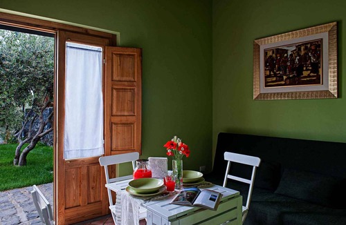 Linguaglossa Apartment | Holiday apartment with internet, garden and outdoor pool