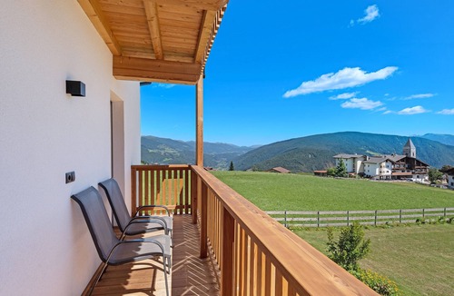 Maranza Apartment | Holiday Apartment "Living Lerchna - Apartment Morgentau" with Mountain View, Balconies & Wi-Fi