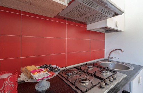 Noto Marina Apartment | Holiday Apartment 'Mini Appartamento In Villa' with Shared Pool, Shared Garden & Wi-Fi