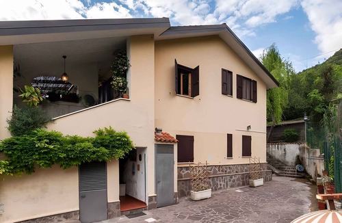 Formia Apartment | Holiday apartment on the first floor in a villa with sea views