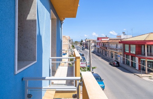 Cassibile Apartment | Holiday Apartment "San Martino Riccardo" with Balcony & Wi-Fi