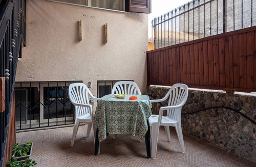Trabia House | Holiday Home 'A Casa Di Manu' with Sea View, Terrace & Balcony