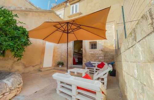 Ragusa House | Holiday Home 'Al Casale' with Sea View, Wi-Fi and Air Conditioning