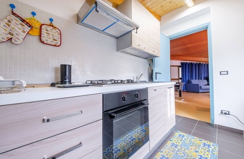Pace del Mela Apartment | Holiday Home 'Appartamento Smeralda' with Private Terrace, Wi-Fi and Air Conditioning