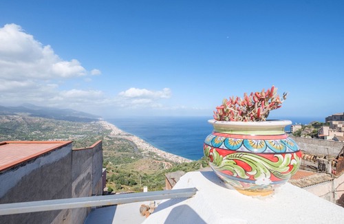 Forza d'Agro House | Holiday Home 'Casa Mark' with Sea View, Wi-Fi and Air Conditioning