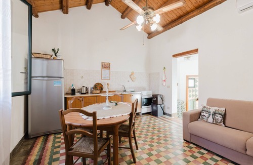 Custonaci House | Holiday Home 'Da Giovanni A Custonaci' with Balcony, Wi-Fi and Air Conditioning