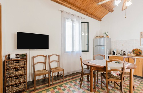 Custonaci House | Holiday Home 'Da Giovanni A Custonaci' with Balcony, Wi-Fi and Air Conditioning