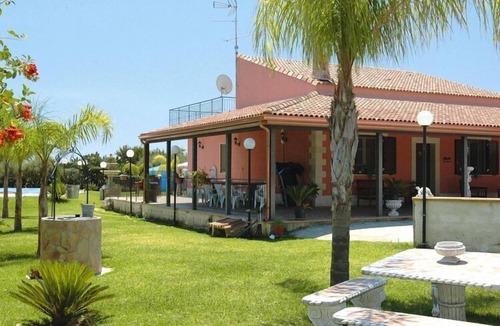 Syracuse House | Holiday Home Floridia with Pool near Beach