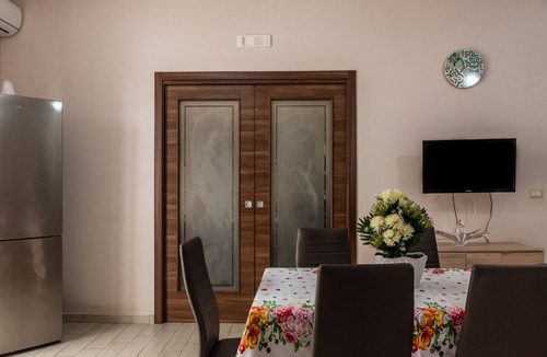 Licata House | Holiday Home 'La Maison Du Port' with Balcony, Wi-Fi and Air Conditioning