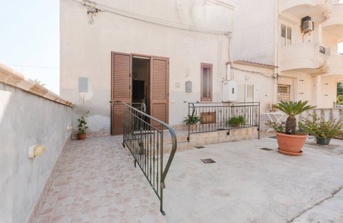 Marsala House | Holiday Home 'La Piazzetta' with Wi-Fi and Air Conditioning
