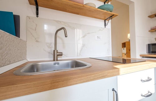 Spadafora House | Holiday Home 'Mira' accomodation with a terrace.