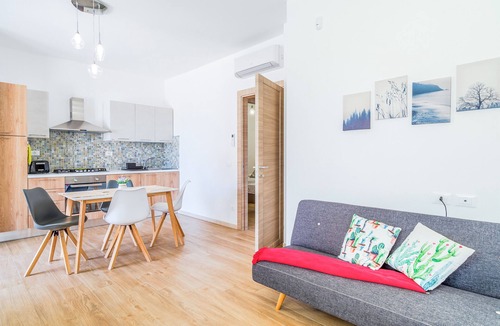 San Lorenzo House | Holiday Home "MisMar 1" with Sea View, Garden & Wi-Fi