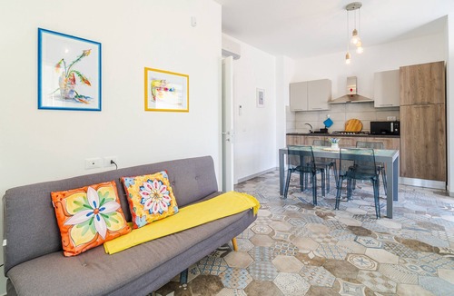San Lorenzo House | Holiday Home "MisMar 2" with Sea View, Garden & Wi-Fi