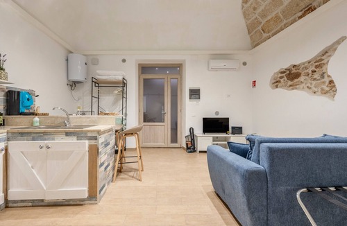 Terrasini House | Holiday Home 'Sicilia Biadda' with Wi-Fi and Air Conditioning
