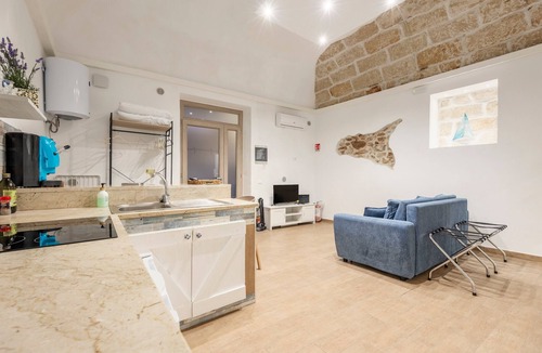 Terrasini House | Holiday Home 'Sicilia Biadda' with Wi-Fi and Air Conditioning