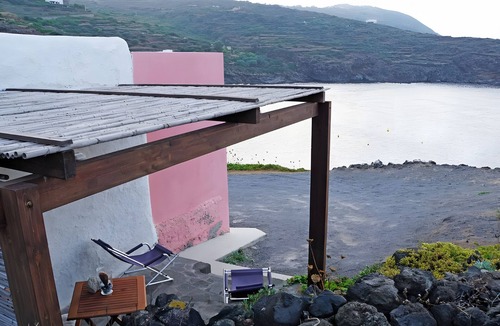 Tracino House | Holiday Home 'Terra E Mare' with Sea View, Shared Terrace and Air Conditioning