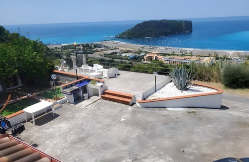 Praia a Mare House | Holiday Home 'Vista Mare Con Giardino' with Sea View, Wi-Fi and Air Conditioning