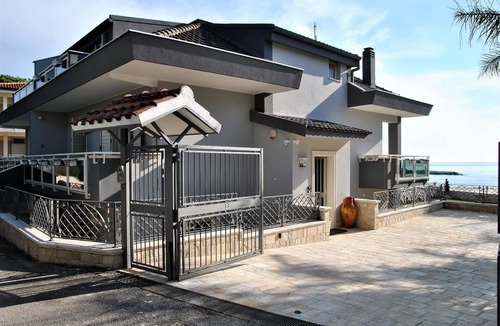Formia House | Holiday house Formia for 1 - 12 persons with 5 bedrooms - Twin house