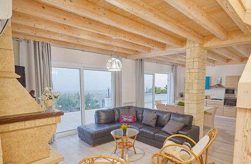 Favara Villa | Homerez - Spacious villa 10 km away from the beach for 6 ppl. with swimming-pool