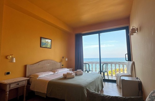 Santo Stefano di Camastra Hotel | Hotel La Playa Blanca