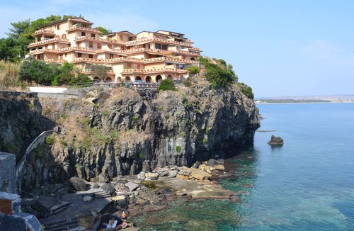 Acradina Apartment | House Iris - three-room apartment with terrace, pool facing the sea