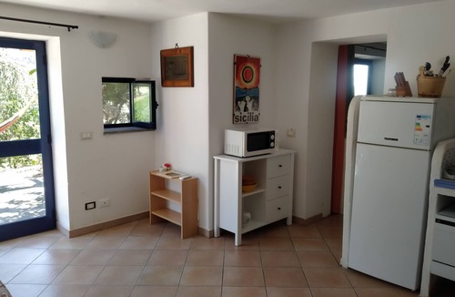 Leni House | House under a carob tree, among the vineyards in Salina