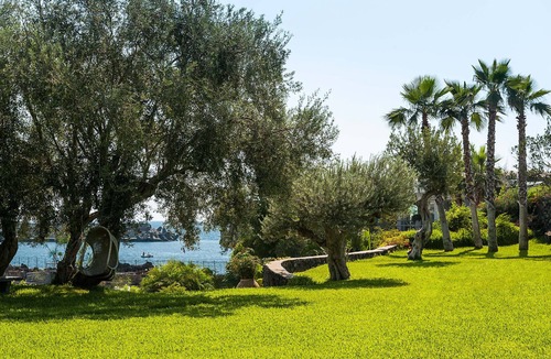 Stazzo Apartment | House with terrace and direct access to the sea. Shared pool.
