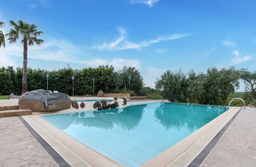 Carlentini House | Idyllic Escape with Tennis