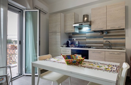 Caccamo Apartment | 'Il Cortile Holiday House – Modern Suite' Apartment with Balcony, Wi-Fi & Air Conditioning