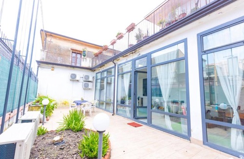 Trecastagni House | In the main square modern house