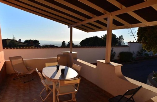 Villaggio del Pino-Le Ginestre House | Villa Cinzia - Appartamento con Vista Giardino