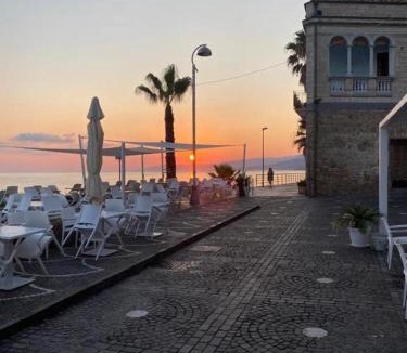 Marina di Caronia Apartment | L’attico del capitano: loft con terazza sul mare