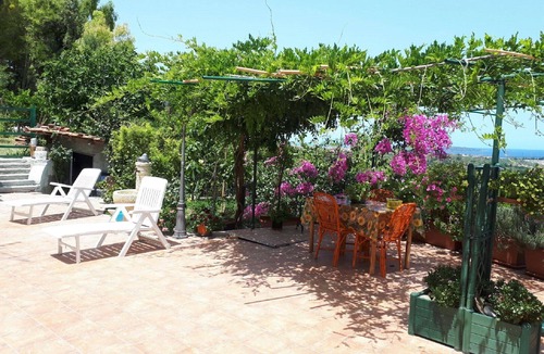 Condro Apartment | L 'Ulivo: dépendance with sea view with large terrace and fragrant garden.