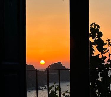 Capo d'Orlando House | La Casa del Nespolo - Exclusive Country Suites - Seaview Pool & Self Check-in