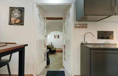 Arenella Apartment | la Casa di Romeo a 200 Metri da Metro Medaglie D'oro, nel Cuore del Vomero