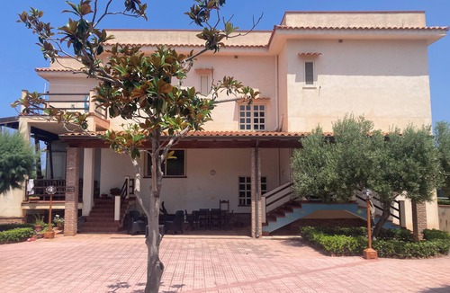 Trappeto Villa | La Magnolia Villa Residence & Rooms/Palermo seafront villa