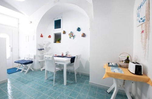 Castiglione House | La Marea in Atrani: easy access with just 15 steps, AC and wifi.