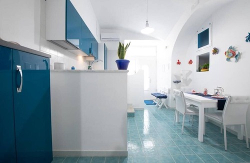 Castiglione House | La Marea in Atrani: easy access with just 15 steps, AC and wifi.