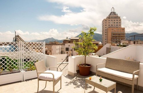 Palermo House | La Terrazza su Palermo : Camera Matrimoniale Deluxe con Vasca