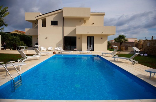 Pizzolungo Apartment | LANDLORD TYPE