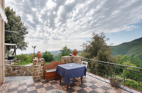 Serramezzana Apartment | Leucosia Room with Sea View, Wi-Fi and Air Conditioning