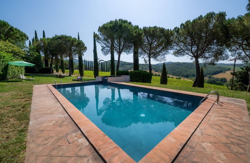 Tavarnelle Val di Pesa Villa | Lovely apartment in villa for 2 guests with pool, WIFI and TV, close to Greve In Chianti