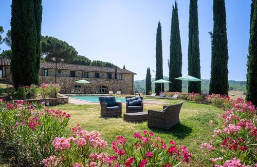 Tavarnelle Val di Pesa Villa | Lovely apartment in villa for 2 guests with pool, WIFI and TV, close to Greve In Chianti