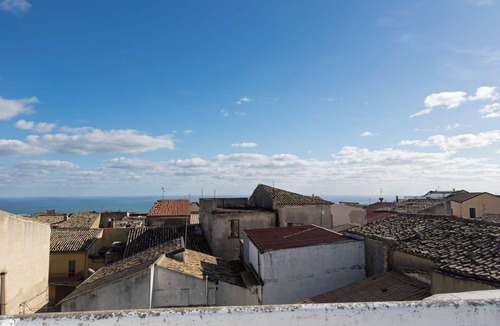 Strongoli Apartment | Lovely apartment for 7 guests with WIFI, patio and pets allowed