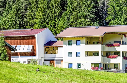 Sankt Anton am Arlberg Villa | Lovely apartment in villa for 5 guests with WIFI, TV and pets allowed